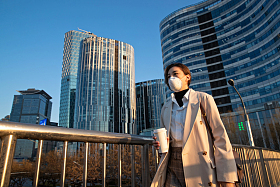 户外戴口罩的青年女人照片