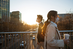 戴口罩的青年男女