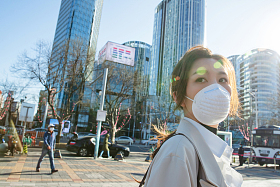 青年女人戴口罩在户外行走图片