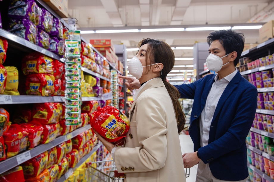 青年夫妇在超市购物 青年夫妇在超市购物