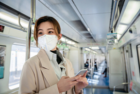 戴口罩的年轻女人站在地铁里照片