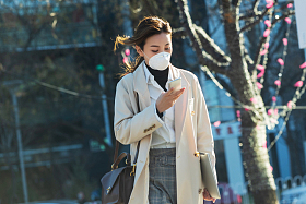 戴口罩的青年女人看手机图片