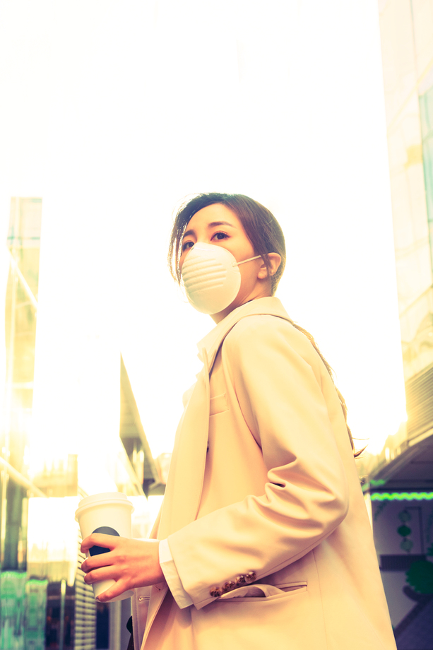 户外戴口罩的青年女人 户外戴口罩的青年女人