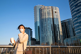 户外戴口罩的青年女人