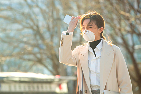 戴口罩的青年女人图片