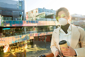 户外戴口罩的青年女人