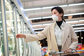 青年女人在超市购物照片