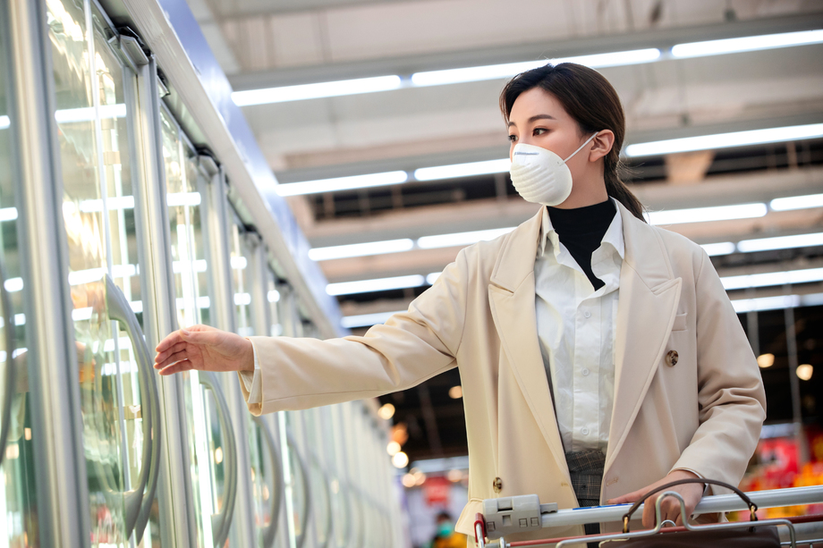 青年女人在超市购物照片