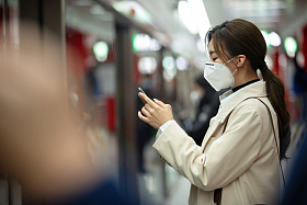 年轻女人站在地铁站台上