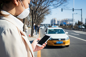 青年女人路边打出租车