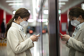 年轻女人站在地铁站台上照片