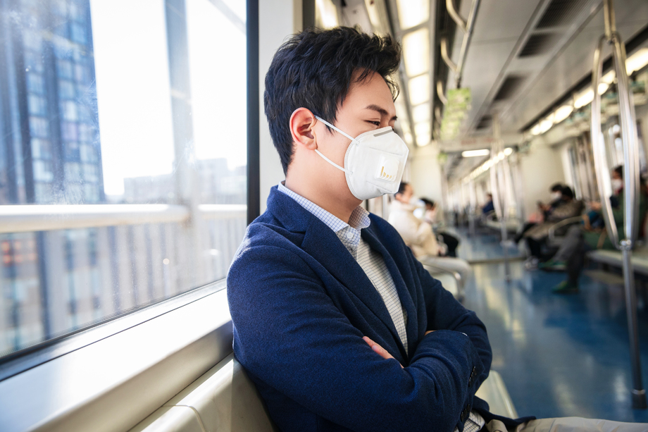 青年男子在地铁里睡觉图片 青年男子在地铁里睡觉图片
