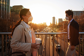 戴口罩的青年男女