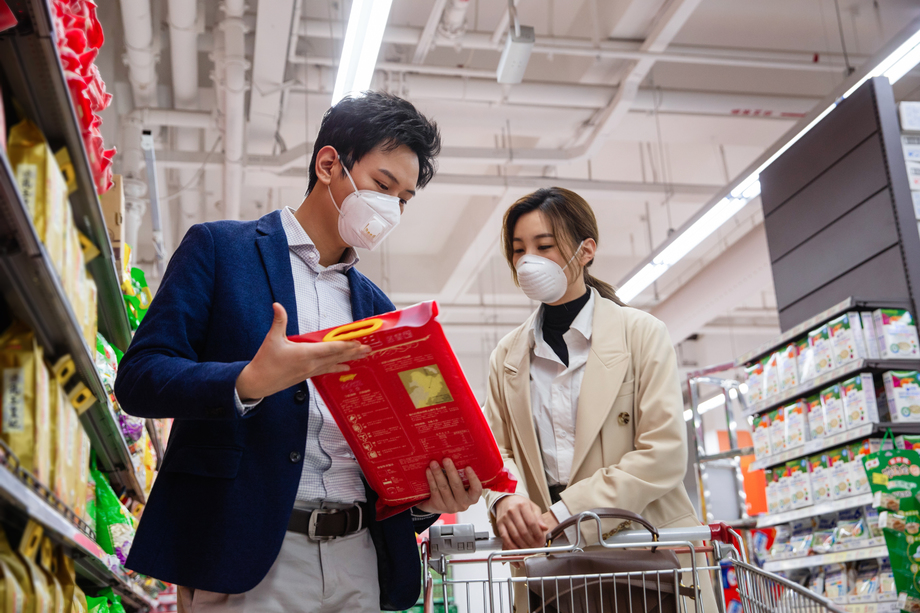 青年夫妇在超市购物图片