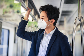 青年男子戴口罩乘坐地