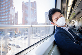 青年男子在地铁里睡觉图片