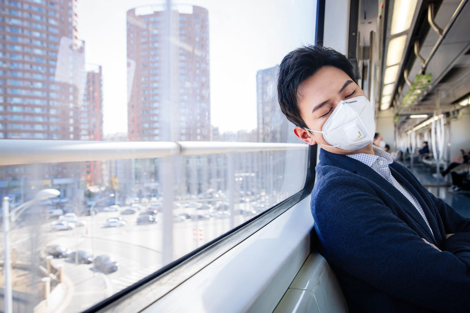 青年男子在地铁里睡觉图片