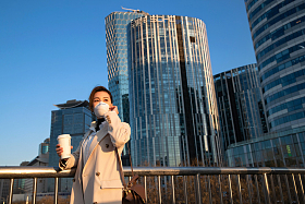 户外戴口罩的青年女人照片