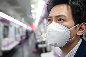 青年男子戴口罩乘坐地