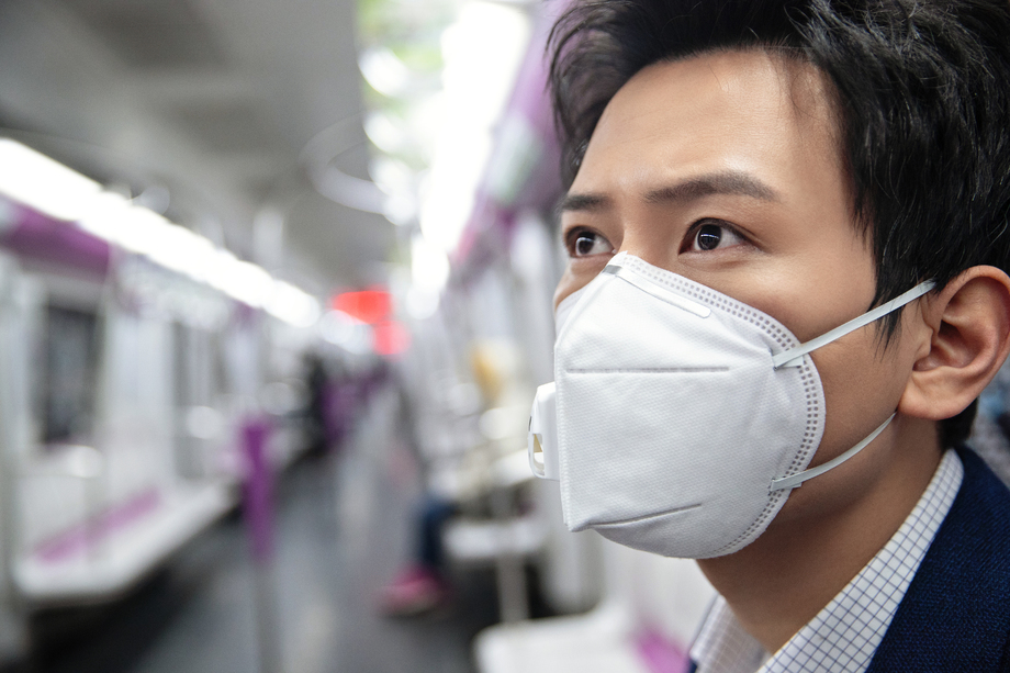青年男子戴口罩乘坐地 青年男子戴口罩乘坐地
