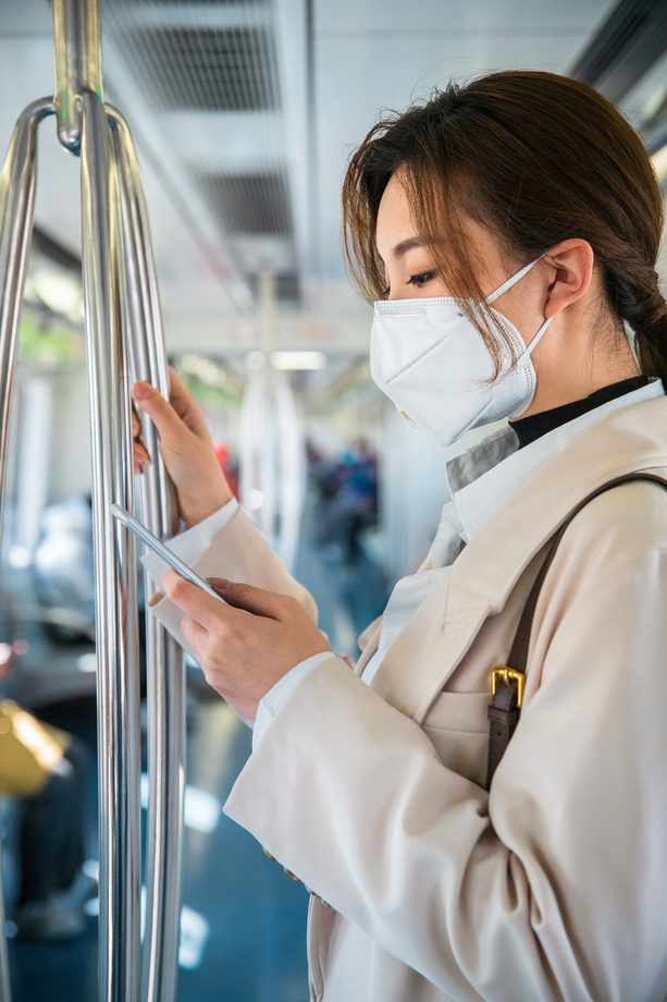 青年女人在地铁上看手机图片