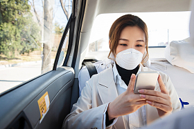年轻女人戴口罩乘坐汽车