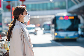 青年女人戴口罩在户外行走图片