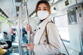 青年女人乘坐地
