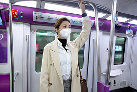 青年女人乘坐地