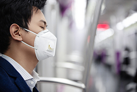 青年男子在地铁里睡觉照片