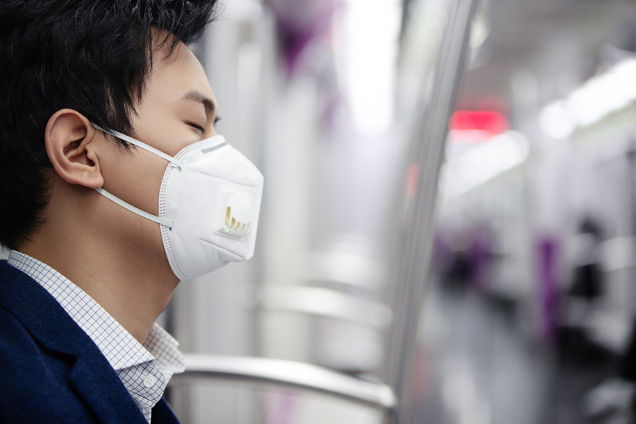 青年男子在地铁里睡觉照片 青年男子在地铁里睡觉照片