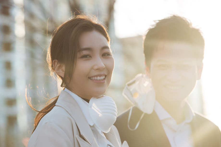摘下口罩露出笑脸的青年男女