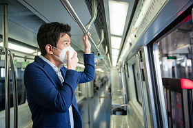 戴口罩的青年男子乘坐地铁图片