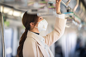 戴口罩的年轻女人乘坐地铁图片