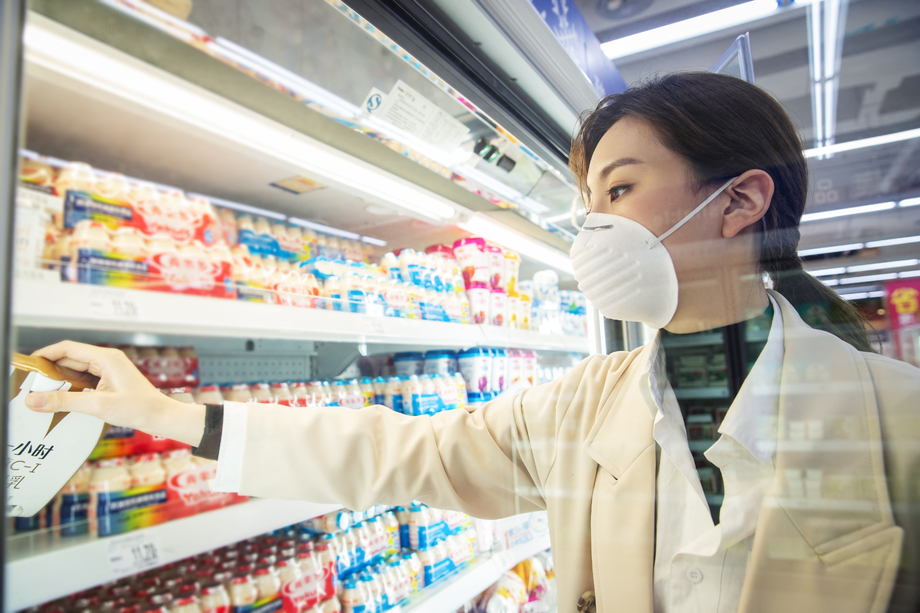 青年女人在超市购物图片