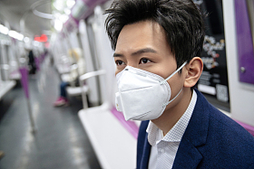 青年男子戴口罩乘坐地