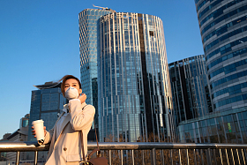 户外戴口罩的青年女人照片