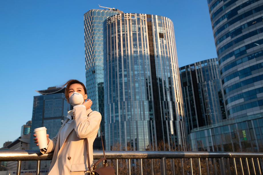 户外戴口罩的青年女人照片