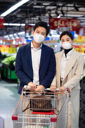 在超市购物的青年夫妇