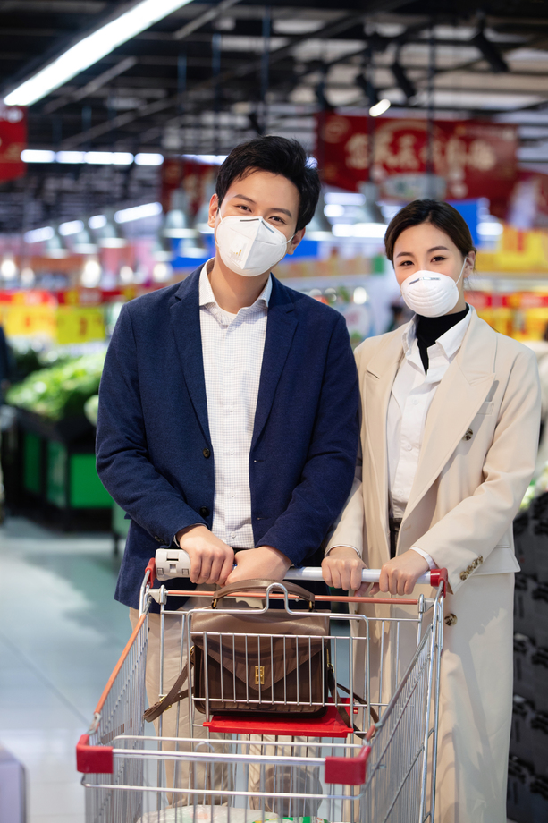 在超市购物的青年夫妇 在超市购物的青年夫妇