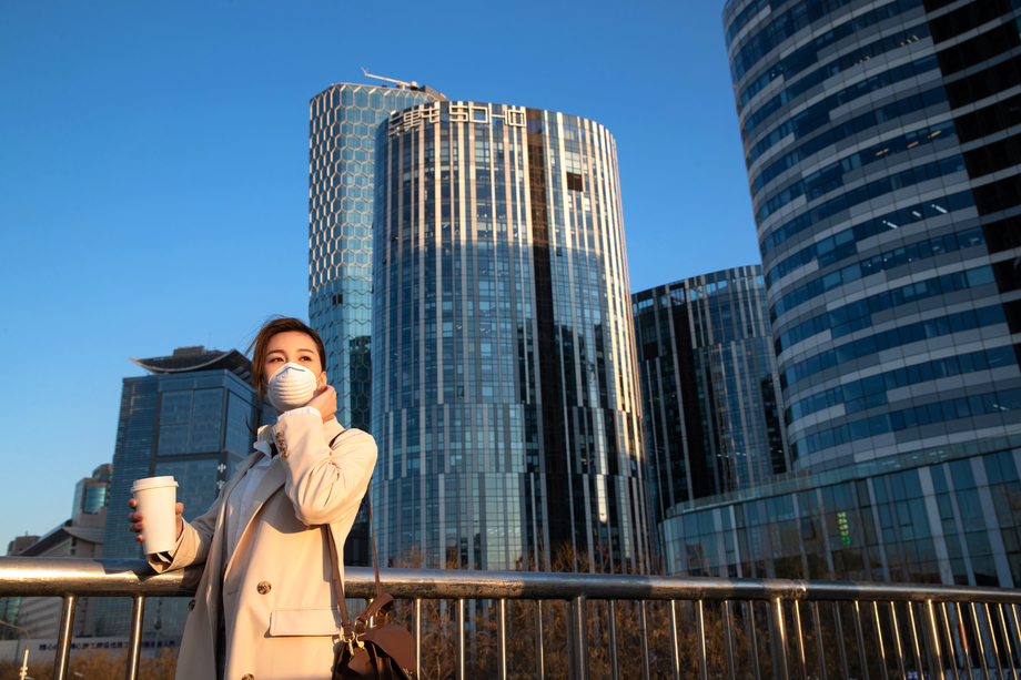 户外戴口罩的青年女人 户外戴口罩的青年女人