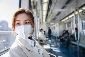 戴口罩的年轻女人乘坐地铁照片