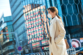 青年女人戴口罩在户外行走图片
