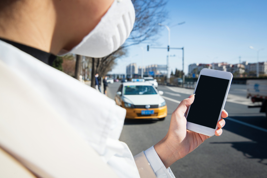 青年女人路边打出租车图片 青年女人路边打出租车图片