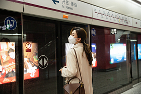 年轻女人站在地铁站台上