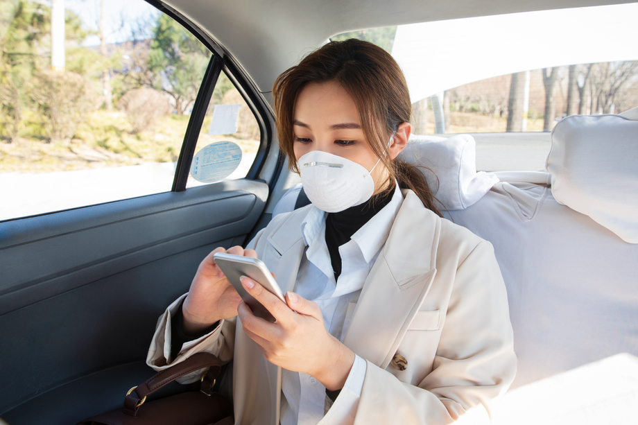 年轻女人戴口罩乘坐汽车 年轻女人戴口罩乘坐汽车