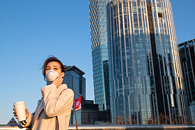 户外戴口罩的青年女人