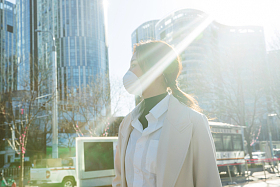 青年女人戴口罩在户外行走图片