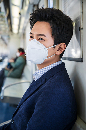 戴口罩的青年男子乘坐地