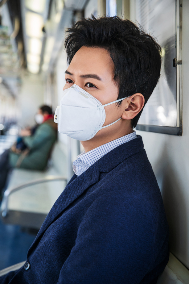 戴口罩的青年男子乘坐地 戴口罩的青年男子乘坐地